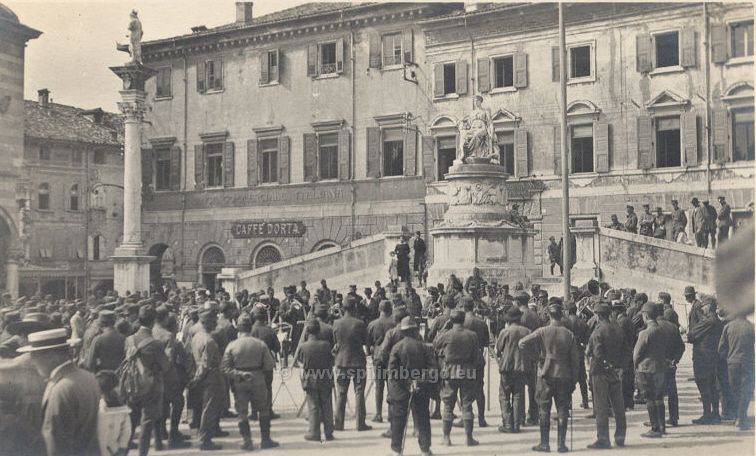 Udine, piazza mercatonuovo durante l'invasione.jpg